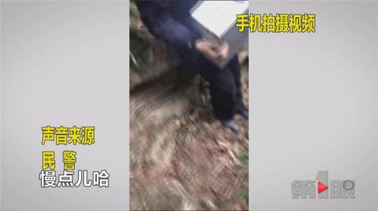 没有直通坑底的道路,救援人员只能踩着湿滑的野草,一点一点摸索着前进。