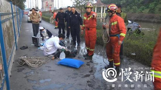 e3ddbfc51f94f079f5fbc297a57e11e8.jpg 医护人员检查被困人员生命体征。通讯员 肖乐峰 摄