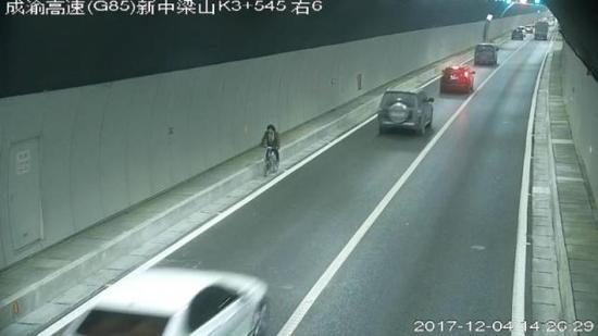 重庆网络广播电视台记者 谭明伟