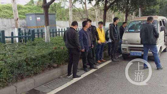 △这辆驾校的面包车,准载7人实载10人,其中有9名参加驾考的学员。