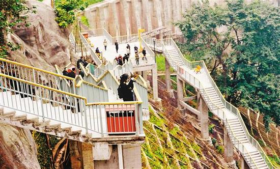 12月27日,市民在渝中区下肖家湾公园的“悬空栈道”休闲。记者 张锦辉 摄