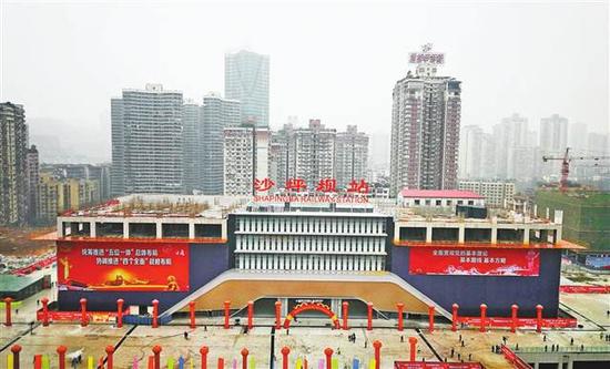 沙坪坝站铁路综合交通枢纽可实现高铁、轨道、公交等交通方式无缝衔接。记者 罗斌 摄