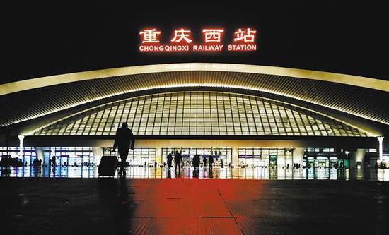 2018年1月25日,搭乘高铁的旅客快步走向重庆西站。当日,该站正式投入使用。 记者 崔力 摄 (本组图片均为本报资料图片)