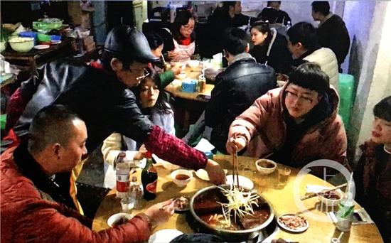 a81b9771b7339c97f9ad1290052796c2.jpg △小店里四五个人一百多块钱保证你吃好,但要遵守老板奉银龙(左二)的“规矩”