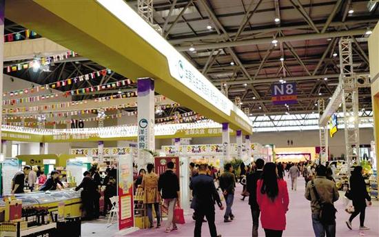 第四届“渝交会”上,市民在选购跨境电商带来的进口商品