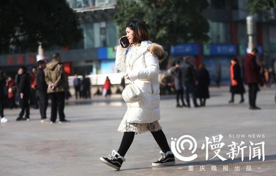 美女们把街头走出了T台的感觉