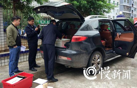 民警搜查王某车辆,因为欠债,他的车辆已被法院查封。