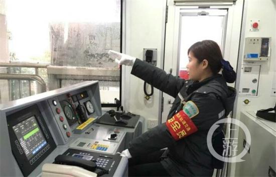 “信号绿灯!新山村站,准备停车!”二号线的轨道列车上……