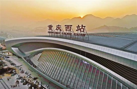 重庆西站是渝昆、渝西高铁、渝贵等线路的始发终到站。 通讯员 何超 摄