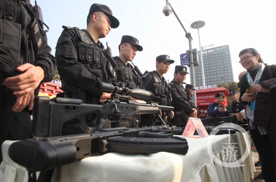 a34f86db60f9659bb8838f51dfb6adc9.png △重庆北火车站,特警展示88式狙击步枪