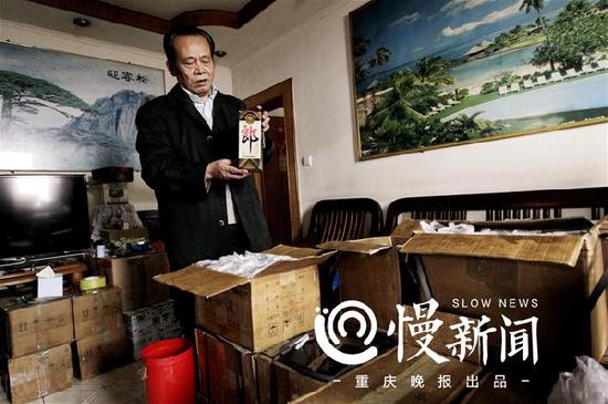 △原本不大的客厅,堆满了各种白酒,仅留下过路的通道
