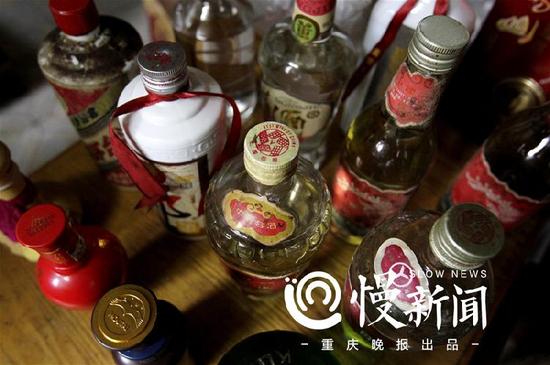 △王小东收藏的老酒,全都是年份白酒( 指窖藏时间长的酒)