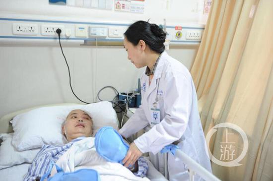 1b49c6a9cda21bc058a9c8c65c0d2bda.jpg △丈夫突发疾病,妻子悉心照料