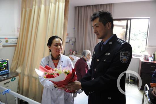 86ba8e92075439bb331ba6985e48817f.jpg △战友为坚强警嫂送上鲜花