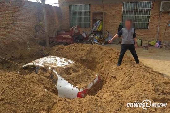 大荔男子肇事撞伤人后逃逸,怕担责家院中挖坑埋车