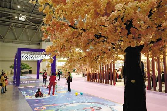 第四届“渝交会”上,市民在浪漫的场馆内嬉戏