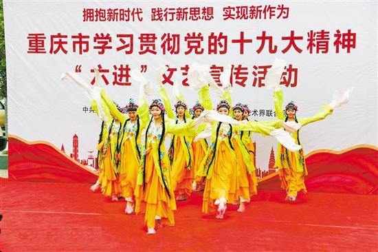 “六进”文艺宣传队走进奉节平安乡。通讯员 刘滨清 摄