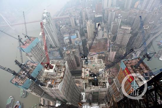 356米!重庆在建第一高楼封顶,刷新了重庆的天际线。