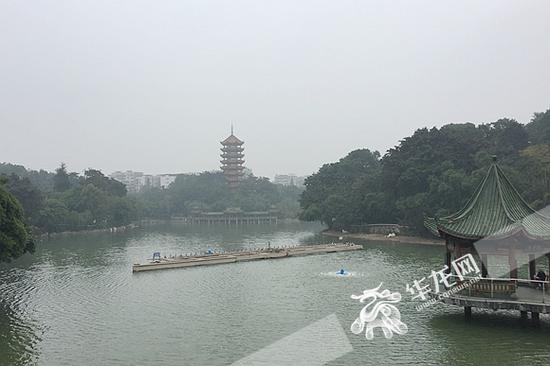 主城阴天带着薄雾。记者 李裕锟 摄