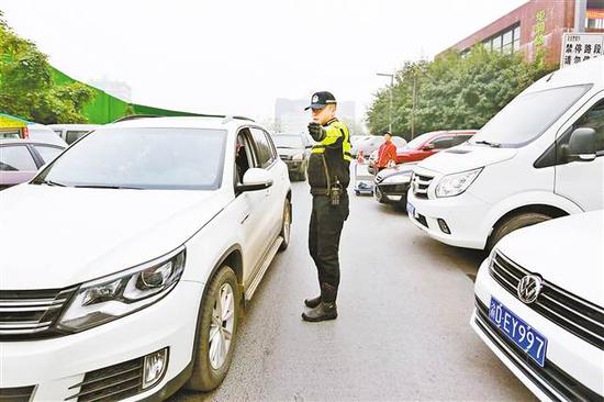 “渝警骁骑”队员正在疏导交通。(市交巡警总队供图)