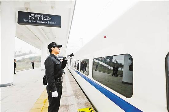 每个停靠站点,工作人员都要对列车例行检查。 本栏图片均由记者罗斌摄