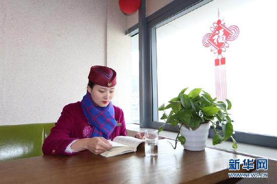 △蒋红利用出乘前间隙学习业务