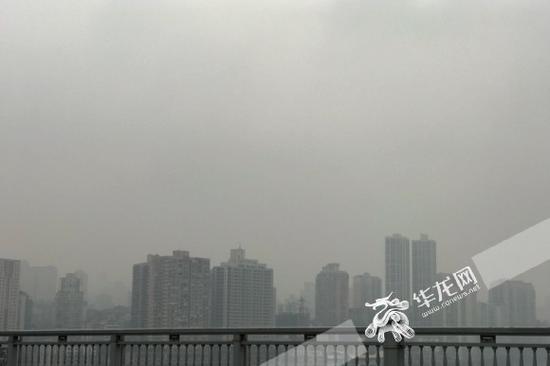 阴雨天持续,江岸雨雾弥漫。记者 李裕锟 摄