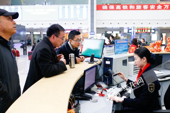 旅客正在“马廉服务台”问询。记者 石涛 摄