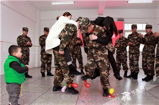 武警官兵与爱人一起玩互动小游戏“趣味踩气球”。通讯员周华俊 摄