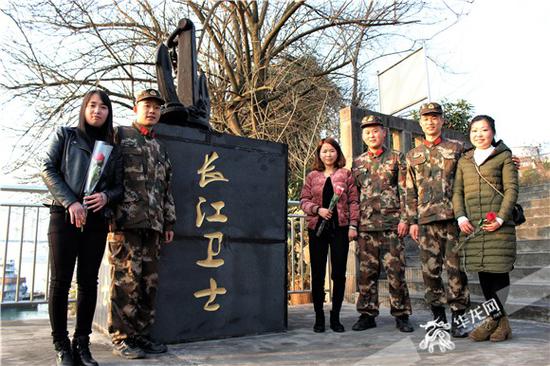 在长江卫士碑前,武警官兵与爱人合影留念。通讯员周华俊 摄