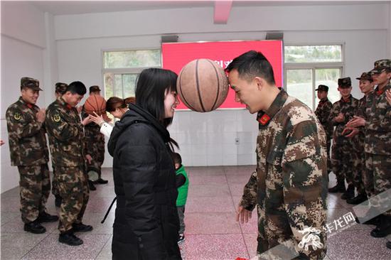 在营区内,武警官兵与爱人一起玩互动小游戏“齐心协力”。通讯员宋亚雷 摄