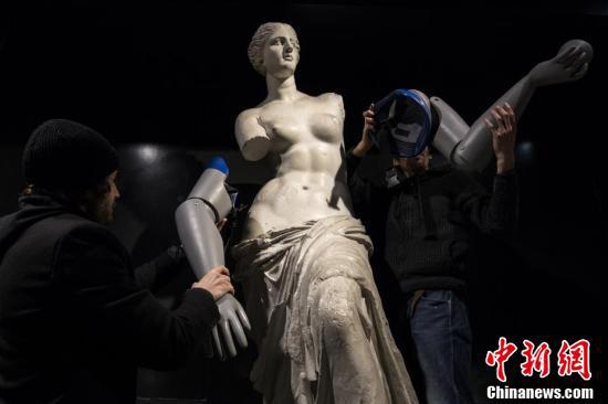 维纳斯复制品正在被带上义肢