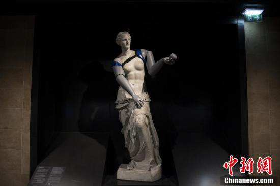 佩戴上义肢的维纳斯复制品