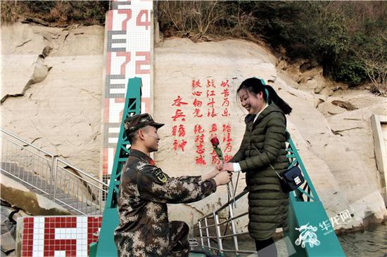 在码头上,武警官兵为爱人献上玫瑰。通讯员宋亚雷 摄