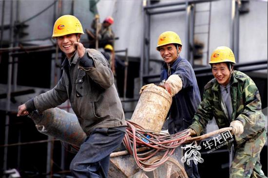 三张笑脸开启了吴崇顺长达9年的《建设者》主题拍摄.图片