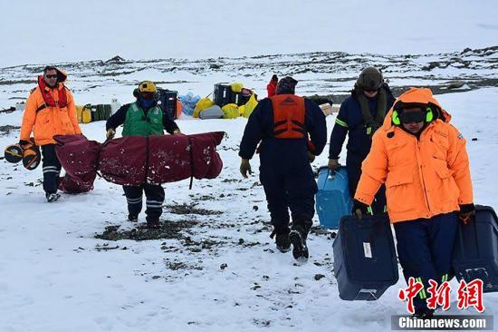 最终,5名美国科研人员及1名承包商获救
