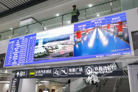 重庆西站设置了信息大屏,旅客可以实时查看站内公交车和出租车的画面。记者 石涛 摄