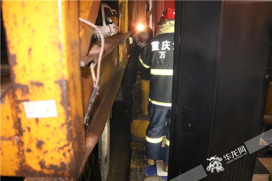 消防官兵对现场情况进行查看。万州消防供图 华龙网发
