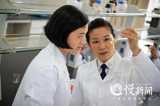 吴玉红教授带领团队进行科研(被采访者提供)