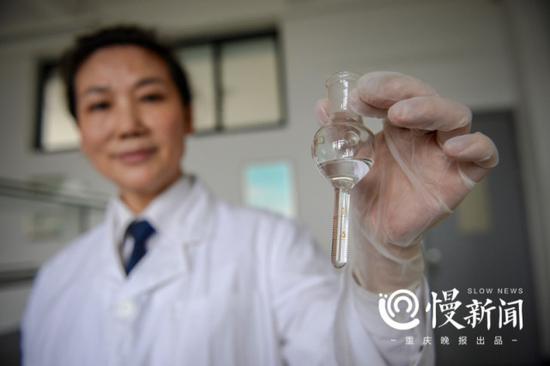 提取到的毒物毒品成分被保存在玻璃试管中