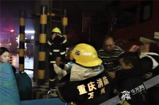 女子成功脱困之后,被送往医院接受进一步的诊治。重庆高速执法供图 华龙网发