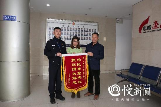 3月14日,唐国华和黄秋霞以公司名义向九龙派出所送来锦旗
