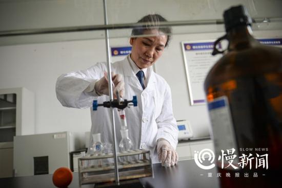 吴玉红教授将血液样本倒入固相萃取柱中