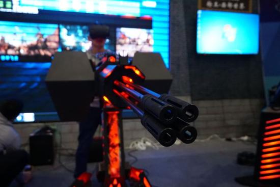 年轻人体验VR