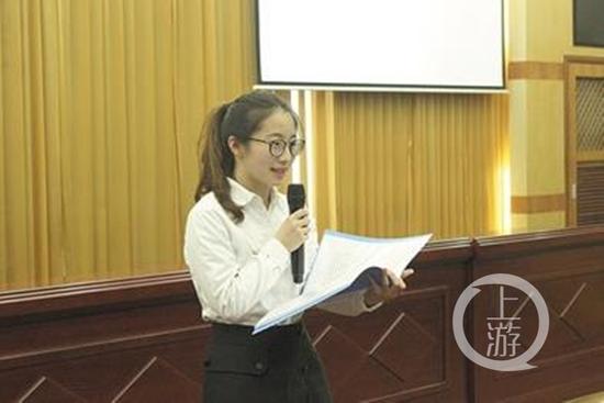 97865bc3c1bce0a6bc073c2f6733459f.jpg △重庆理工大学“最美志愿者”傅莉鸿跟同学分享她的志愿者故事。