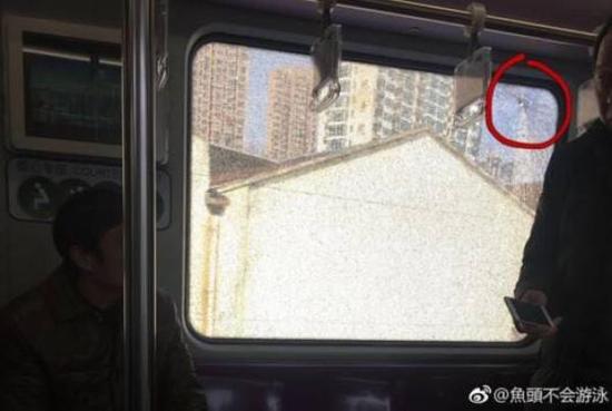 70154b1e0fdf75077d32bd610d01b99c.jpg 上海地铁4号线玻璃现裂痕。 网友供图