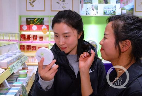 曹芯蕊工作之外和普通女孩一样,也喜爱打扮自己。