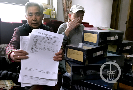2dd585bcc798e9a9be0d67fd1c383f10.png △王老先生和老伴出示医院检查结果