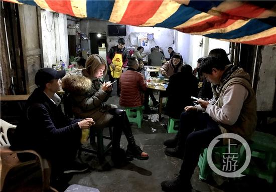 9ceda2b43e11b92a9ad349e0cf82d967.jpg △小店只有四张桌子,来晚了只能排队慢慢等