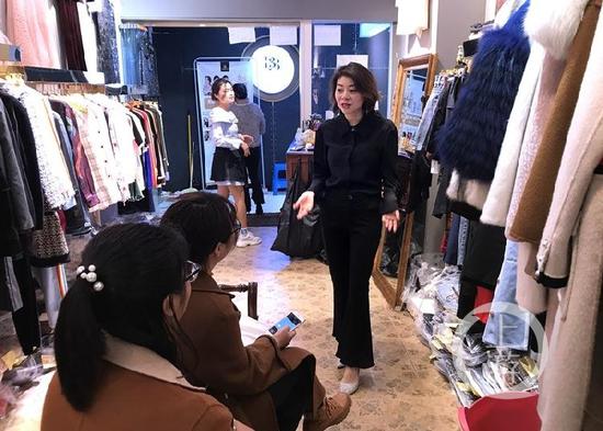 △彭林在店中跟顾客交谈